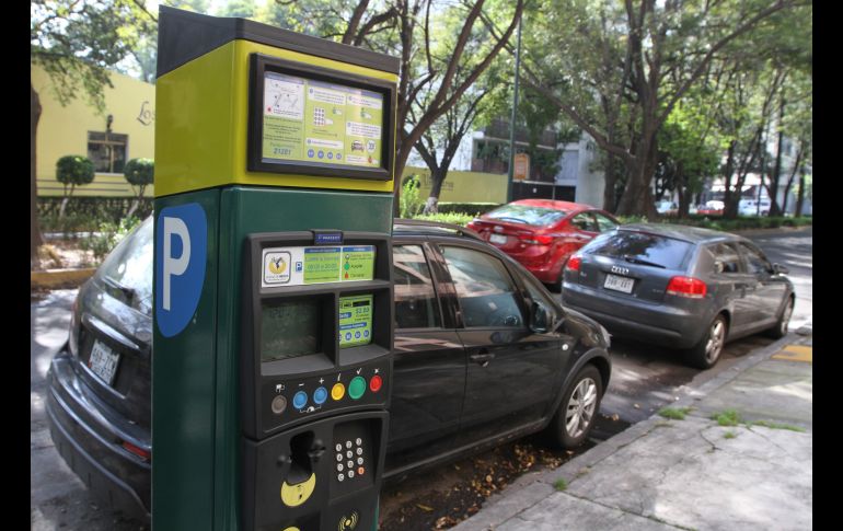 La tarifa autorizada en los parquímetros de Ecoparq es de $3.40 por cada 15 minutos de estacionamiento. AFP/ARCHIVO