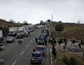 Transportistas guatemaltecos cerraron este lunes las carreteras y la frontera con México en protesta por el alto costo de los combustibles. AFP/J. Ordonez