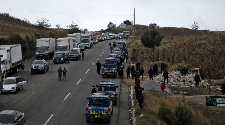 Transportistas guatemaltecos cerraron este lunes las carreteras y la frontera con México en protesta por el alto costo de los combustibles. AFP/J. Ordonez