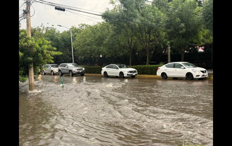 Una de las vialidades afectadas es avenida México, donde se aprecian inundaciones y encharcamientos. ESPECIAL