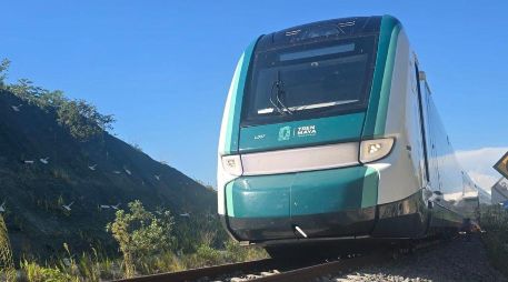 Los pasajeros esperaron ser trasladados en autobús a otra estación para continuar su viaje. X/@TrenMayaMX