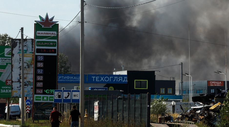 Incendio en un lugar atacado por Rusia, cerca de Kiev. EFE/S. Dolzhenko