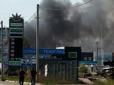 Incendio en un lugar atacado por Rusia, cerca de Kiev. EFE/S. Dolzhenko