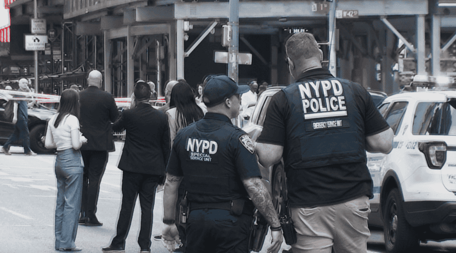Versiones iniciales difundidas en español identificaron a la agresora de Times Square como Patricia Cisneros, sin embargo, su primer nombre es Pamela. AP/ARCHIVO