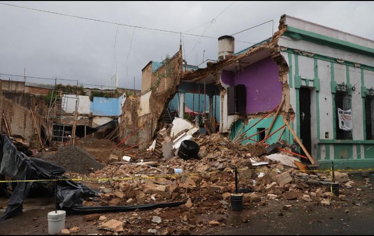 Como medida preventiva, personal de la dependencia municipal evacuó a nueve habitantes de la vivienda involucrada y de espacios próximos al derrumbe. ESPECIAL/PC y Bomberos de GDL.