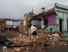 Como medida preventiva, personal de la dependencia municipal evacuó a nueve habitantes de la vivienda involucrada y de espacios próximos al derrumbe. ESPECIAL/PC y Bomberos de GDL.
