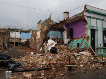 Como medida preventiva, personal de la dependencia municipal evacuó a nueve habitantes de la vivienda involucrada y de espacios próximos al derrumbe. ESPECIAL/PC y Bomberos de GDL.