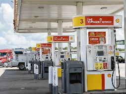 La gasolina regular alcanzó 4.10 dólares por galón en Estados Unidos, frente a los 3.19 dólares registrados un año atrás. AFP