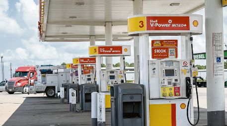 La gasolina regular alcanzó 4.10 dólares por galón en Estados Unidos, frente a los 3.19 dólares registrados un año atrás. AFP