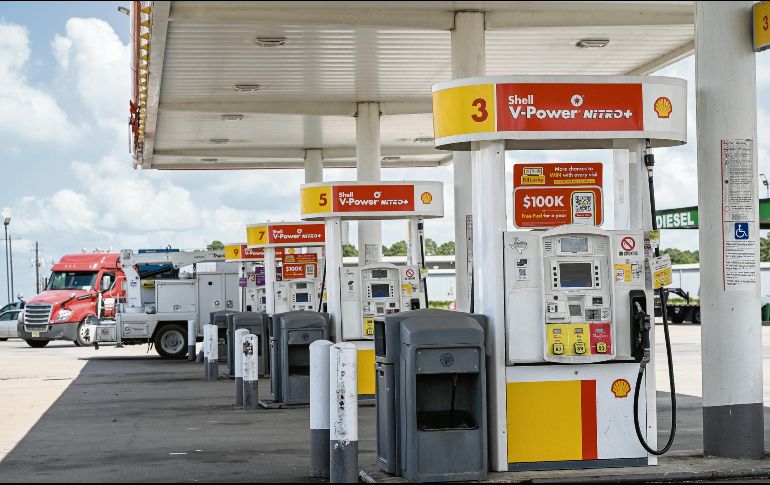 La gasolina regular alcanzó 4.10 dólares por galón en Estados Unidos, frente a los 3.19 dólares registrados un año atrás. AFP