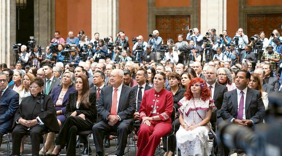 Pablo Lemus, gobernador de Jalisco, estuvo presente en el Segundo Informe de Gobierno  sentado en la segunda fila.  ESPECIAL