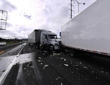 En el accidente estuvieron involucrados seis vehículos, entre ellos dos tráileres, un torton, dos camionetas de carga y un automóvil particular. ESPECIAL/PC y Bomberos de Jalisco