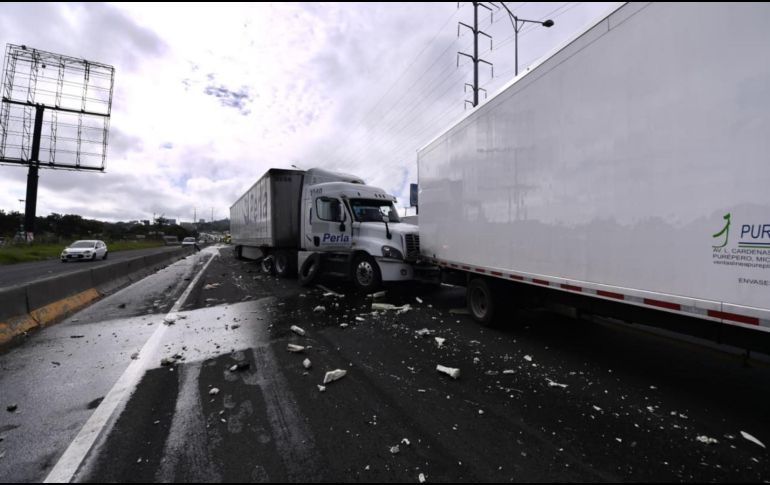 En el accidente estuvieron involucrados seis vehículos, entre ellos dos tráileres, un torton, dos camionetas de carga y un automóvil particular. ESPECIAL/PC y Bomberos de Jalisco