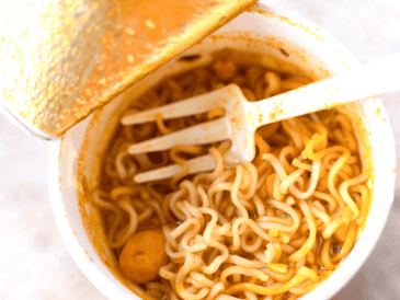 Los fideos de estas sopas están elaborados principalmente con harina de trigo refinada, aceite vegetal y sal. CANVA