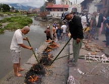 Unas personas realizan ritos simbólicos funerarios para sus familiares que siguen desaparecidos y se presumen muertos tras las inundaciones repentinas en Katmandú, Nepal, el miercoles 2 de septiembre de 2026. AP/D. Yasin