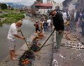 Unas personas realizan ritos simbólicos funerarios para sus familiares que siguen desaparecidos y se presumen muertos tras las inundaciones repentinas en Katmandú, Nepal, el miercoles 2 de septiembre de 2026. AP/D. Yasin