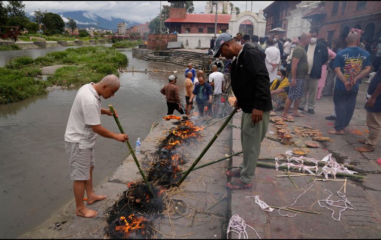 Unas personas realizan ritos simbólicos funerarios para sus familiares que siguen desaparecidos y se presumen muertos tras las inundaciones repentinas en Katmandú, Nepal, el miercoles 2 de septiembre de 2026. AP/D. Yasin