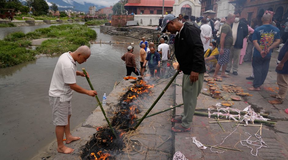 Unas personas realizan ritos simbólicos funerarios para sus familiares que siguen desaparecidos y se presumen muertos tras las inundaciones repentinas en Katmandú, Nepal, el miercoles 2 de septiembre de 2026. AP/D. Yasin