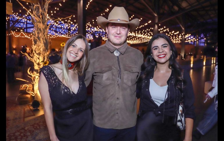 Montse Fernández, Jaime Zúñiga e Isaura Amador. GENTE BIEN JALISCO / Aniversario 6.5 de Elite Last Mile Industrial Parks
