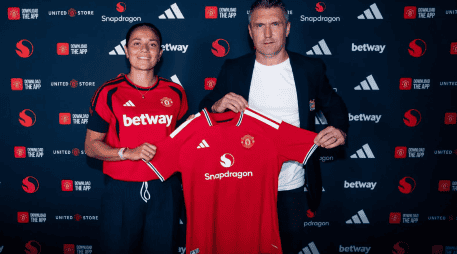 Rebeca Bernal sostiene la playera que defenderá hasta 2029. ESPECIAL / Manchester United