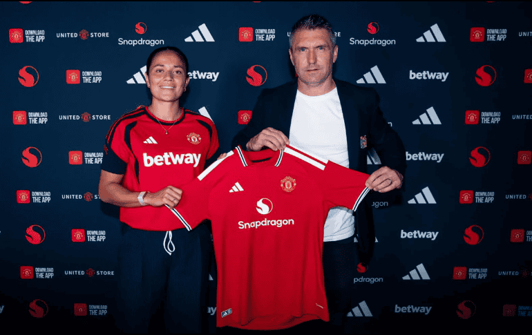 Rebeca Bernal sostiene la playera que defenderá hasta 2029. ESPECIAL / Manchester United