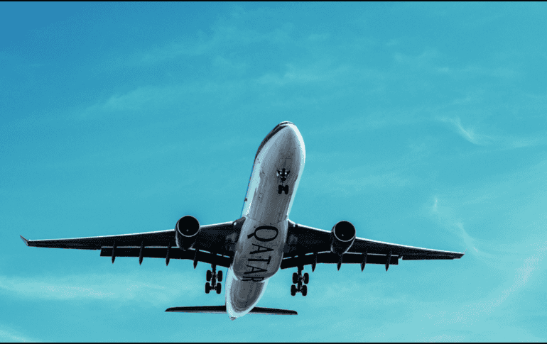 A nivel global, la guerra ha reconfigurado drásticamente las rutas de la aviación comercial, mientras que la mayoría de las aerolíneas occidentales han dejado de sobrevolar Rusia como consecuencia de las sanciones, compañías aéreas de países como China, así como aerolíneas de Medio Oriente continúan utilizando el espacio aéreo ruso para mantener rutas lucrativas que conectan Asia, Medio Oriente y América Latina. CANVA