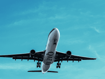 A nivel global, la guerra ha reconfigurado drásticamente las rutas de la aviación comercial, mientras que la mayoría de las aerolíneas occidentales han dejado de sobrevolar Rusia como consecuencia de las sanciones, compañías aéreas de países como China, así como aerolíneas de Medio Oriente continúan utilizando el espacio aéreo ruso para mantener rutas lucrativas que conectan Asia, Medio Oriente y América Latina. CANVA