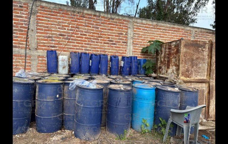 En el lugar, las autoridades aseguraron 33 tambos y 18 bidones con líquido sospechoso. ESPECIAL/FGR Jalisco