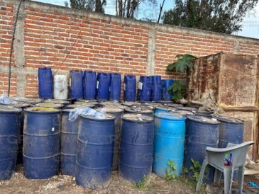 En el lugar, las autoridades aseguraron 33 tambos y 18 bidones con líquido sospechoso. ESPECIAL/FGR Jalisco