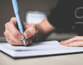 La especialista planteó que la escritura manual, el teclado y la inteligencia artificial pueden cumplir funciones diferentes, el reto consiste en identificar qué aporta cada herramienta y utilizarla de acuerdo con el propósito que se persigue. CANVA