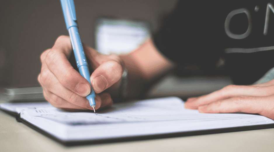 La especialista planteó que la escritura manual, el teclado y la inteligencia artificial pueden cumplir funciones diferentes, el reto consiste en identificar qué aporta cada herramienta y utilizarla de acuerdo con el propósito que se persigue. CANVA