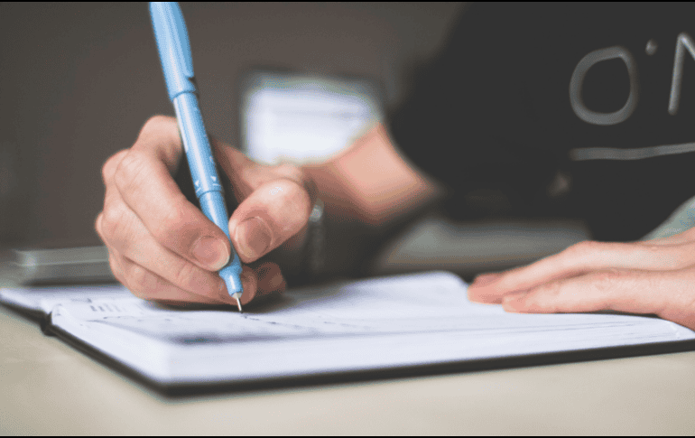 La especialista planteó que la escritura manual, el teclado y la inteligencia artificial pueden cumplir funciones diferentes, el reto consiste en identificar qué aporta cada herramienta y utilizarla de acuerdo con el propósito que se persigue. CANVA
