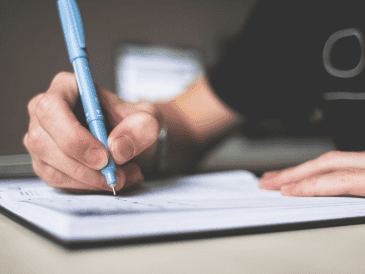 La especialista planteó que la escritura manual, el teclado y la inteligencia artificial pueden cumplir funciones diferentes, el reto consiste en identificar qué aporta cada herramienta y utilizarla de acuerdo con el propósito que se persigue. CANVA