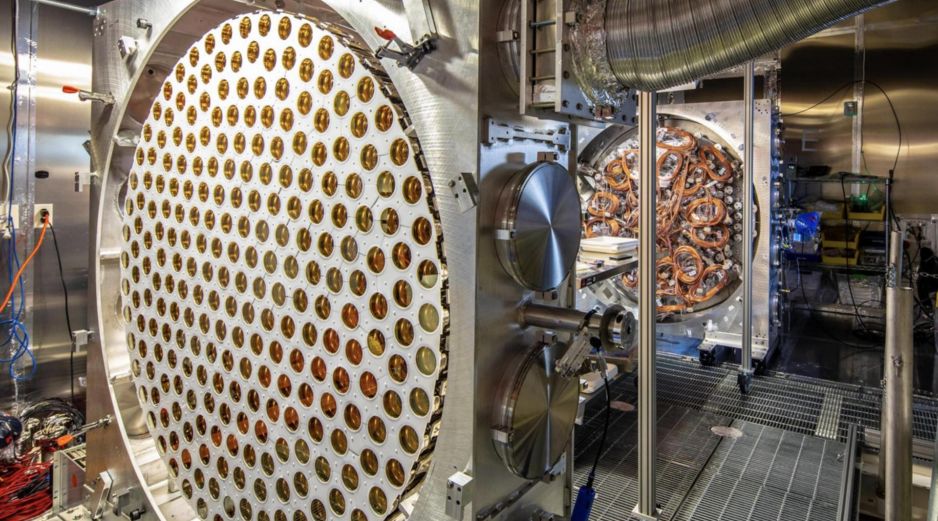 El experimento LUX-ZEPLIN utiliza 10 toneladas de xenón líquido ultrapuro para intentar captar estas esquivas partículas. EFE / M. Kapust