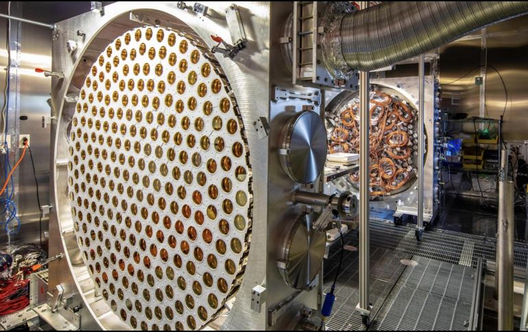 El experimento LUX-ZEPLIN utiliza 10 toneladas de xenón líquido ultrapuro para intentar captar estas esquivas partículas. EFE / M. Kapust