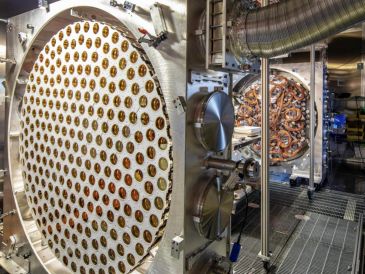 El experimento LUX-ZEPLIN utiliza 10 toneladas de xenón líquido ultrapuro para intentar captar estas esquivas partículas. EFE / M. Kapust