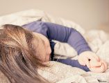 Descubre por qué dormir de lado es la postura más recomendada por especialistas en ortopedia para mantener la alineación natural del cuerpo. ESPECIAL/PEXELS