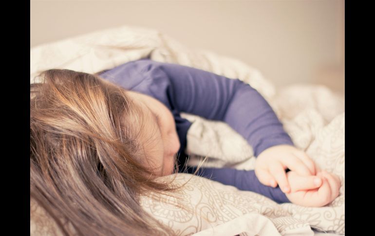 Descubre por qué dormir de lado es la postura más recomendada por especialistas en ortopedia para mantener la alineación natural del cuerpo. ESPECIAL/PEXELS