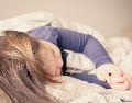 Descubre por qué dormir de lado es la postura más recomendada por especialistas en ortopedia para mantener la alineación natural del cuerpo. ESPECIAL/PEXELS
