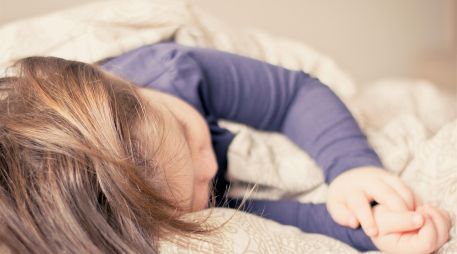 Descubre por qué dormir de lado es la postura más recomendada por especialistas en ortopedia para mantener la alineación natural del cuerpo. ESPECIAL/PEXELS