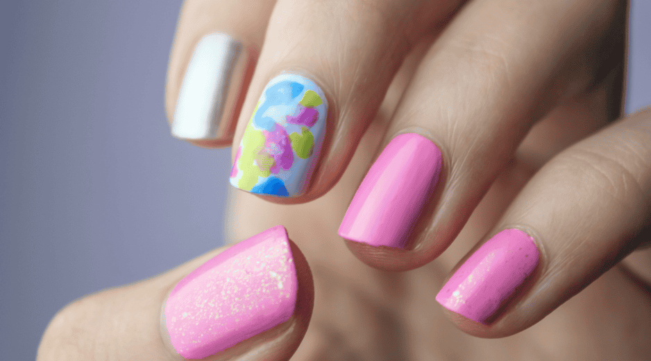 Septiembre marca el inicio del entretiempo, y con él, la llegada de nuevas tendencias en manicura, desde el marrón chocolate hasta el rojo cereza, estas son las opciones más elegantes para lucir unas manos sofisticadas. CANVA