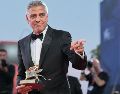 El actor y cineasta posa tras recibir el León de Oro a su trayectoria durante la ceremonia de inauguración del Festival Internacional de Cine de Venecia. AFP