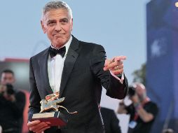 El actor y cineasta posa tras recibir el León de Oro a su trayectoria durante la ceremonia de inauguración del Festival Internacional de Cine de Venecia. AFP