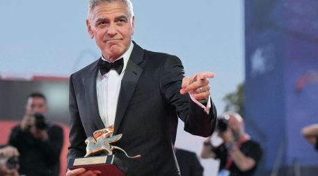 El actor y cineasta posa tras recibir el León de Oro a su trayectoria durante la ceremonia de inauguración del Festival Internacional de Cine de Venecia. AFP