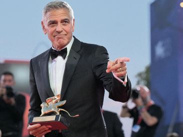 El actor y cineasta posa tras recibir el León de Oro a su trayectoria durante la ceremonia de inauguración del Festival Internacional de Cine de Venecia. AFP