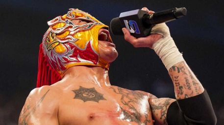 Rey Fénix, luchador profesional mexicano enmascarado, reconocido a nivel mundial por su impresionante estilo aéreo y acrobático en el cuadrilátero. ESPECIAL