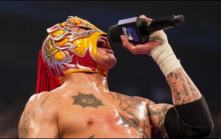 Rey Fénix, luchador profesional mexicano enmascarado, reconocido a nivel mundial por su impresionante estilo aéreo y acrobático en el cuadrilátero. ESPECIAL
