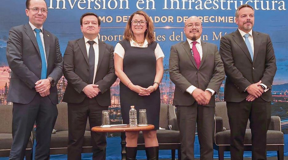 El director general de Petróleos Mexicanos, Juan Carlos Carpio Fragoso, posa tras participar en el Foro Inversión en Infraestructura como Detonador de Crecimiento, Oportunidades del Plan México. EL UNIVERSAL