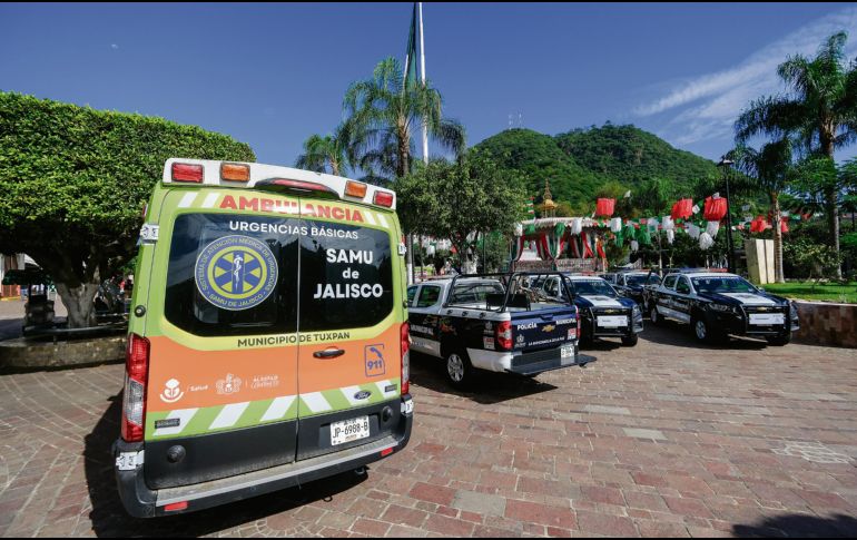 El Gobierno estatal entregó 19 patrullas y 12 ambulancias para reforzar los servicios de seguridad y salud. ESPECIAL