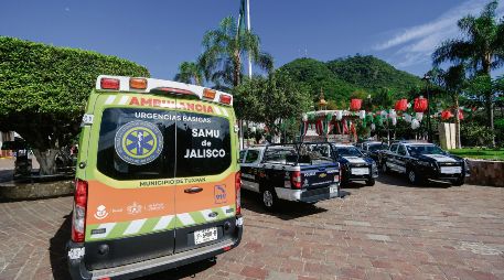 El Gobierno estatal entregó 19 patrullas y 12 ambulancias para reforzar los servicios de seguridad y salud. ESPECIAL